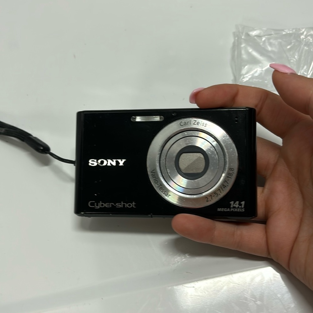 sony xybershot digital camera 14.1 mega pixels vario-tessar